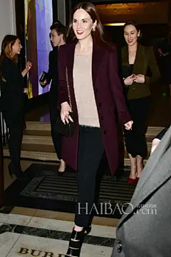 冬天一抹醉人酒红！街拍时妆Vol.21——勃艮第酒红冬装应该如何搭配妆容？_街拍时妆_街拍时妆_海报时尚网