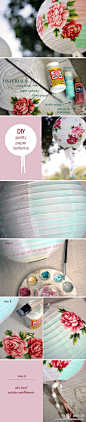 [#婚礼DIY#] #婚礼DIY#我们来做一个中式风情浓郁的纸灯笼，让它在你们的婚礼上去引发惊叹吧……【材料：白色纸灯笼，丙烯颜料，刷子，剪好的花样，各样的丝带】去往纪念日网看更多Diy婚礼素材