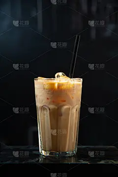 深黑色背景的冰沙杯或冰拿铁。