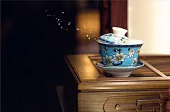 怎唱独曲，静饮听花落。 