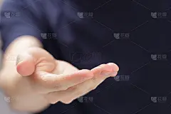 一个成年男子举起一只手，示意什么