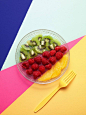 充满可爱气息色彩缤纷的静物摄影，摄影师卡尔伯格利用简单的水果拼盘与彩色拼接桌布相结合的方式瞬间将作品变得赏心悦目，并以此等方式来致敬瑞典艺术家欧莱。