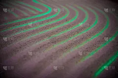 彩色表面上的波浪状沙