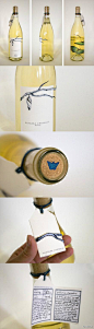设计系学生Melissa Deckert以{尼加拉瓜}蝶蛹为灵感，给雷司令（一种干白葡萄酒品牌）设计的酒瓶包装.
