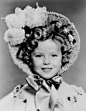 Shirley Temple，中文名秀兰·邓波儿。

这个上世纪30年代的好莱坞天才童星，4岁踏足银幕，6岁风靡世界影坛，7岁获得奥斯卡金像特别奖，10岁已经称霸好莱坞票房，成为最具号召力的电影明星