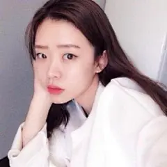 其实，每一个女人身边，都有一个真正爱你的男人，只有这个真正爱你的男人，才会宠你疼你。一个深爱你的人会为你而改变。因为爱你，他收起他的顽固脾气；因为爱你，他会无怨无悔地为你付出。也许你还不曾发现，这个人一直守护在你身边，舍不得让你受一点伤害。