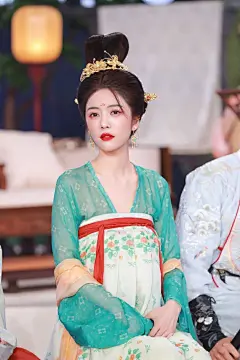 #蔡文静古装造型好绝# 今晚 《快乐大本营》蔡文静的古装造型，华贵唐风，一颦一笑都很美～听说#蔡文静吹唢呐吹出表情包#迫不及待想看了 ​​​​