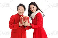 女儿送母亲新年礼物