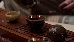 卖主兼茶馆老板从茶壶中为顾客和客人倒茶，在陶瓷碗中进行品茶仪式