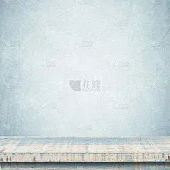 空古董木桌之上蓝色水泥墙背景，模板，产品展示蒙太奇