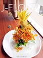 #简_花艺作品#@水车坊日本料理 在不同风格的插花中，为了追求意境，落花也能作为花艺中重要的一部分。