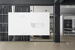 未来的共同工作的办公室室内与空白海报。