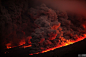当地时间2014年1月20日，印尼北苏门答腊省卡罗区的锡纳朋火山持续喷发，一道道闪电幕划破火山上空。英国火山摄影师特意赶赴印尼拍摄锡纳朋火山夜晚喷发的景象，除了拍摄到红色火山岩浆外，他还意外拍摄到火山闪电的景象。火山闪电，是一种可能由火山作用引发的闪电现象。此类闪电只有约3英尺长（约1米），持续时间仅数毫秒