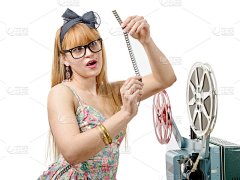 性感的海报女郎与电影卷轴和老式放映机