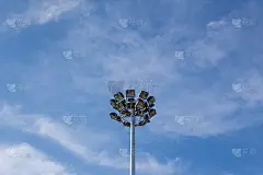 聚光灯和天空。