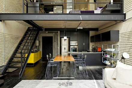 【巴西轻工业楼中楼】裸露的管线、全黑的厨...