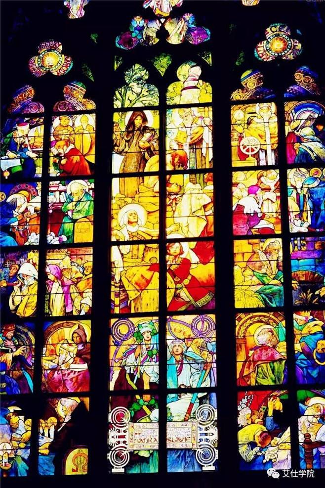 rose window),也称玫瑰花窗,为哥特式建筑的特色之一,指中世纪教堂