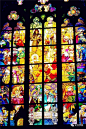 哥特建筑之精髓 ——玫瑰窗 （the rose window）║墙纸知识 : 　　玫瑰窗（the rose window），也称玫瑰花窗，为哥特式建筑的特色之一，指中世纪教堂正门上方的大圆形窗，内呈放射状，镶嵌着美丽的彩绘玻璃，因为玫瑰花形而得名。著名的玫瑰窗有法国巴黎圣母院的玫瑰窗等。玫瑰窗