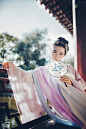 春已半。触目此情无限。十二阑干闲倚遍。愁来天不管。好是风和日暖。输与莺莺燕燕。满院落花帘不卷。断肠芳草远。 