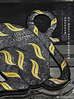 此为唯一一件错金铜虎节，真.美爆了。

南越王博物院的这件宝贝，1983年广东广州象岗山南越文王墓出土，堪称绝品。铜虎通身布满错金虎斑，昂首挺胸，呈蹲踞之势；它露齿张口，弓腰瞪眼，威风凛凛，极富立体感。但专家分析，此虎节具有楚文化特征。可能是楚国遗物。

“节”，在我国古代是一种信物，是使者持有的一种凭证。这件错金铭文铜虎节的正面有错金铭文“王命命车徒”5个字，说明这是一件调动车兵的信符，它应该是南越文王赵眛生前调兵遣将的令符。

西汉/错金铭文铜虎节/南越王博物院藏
#博物馆里的虎元素# #我在微博涨知