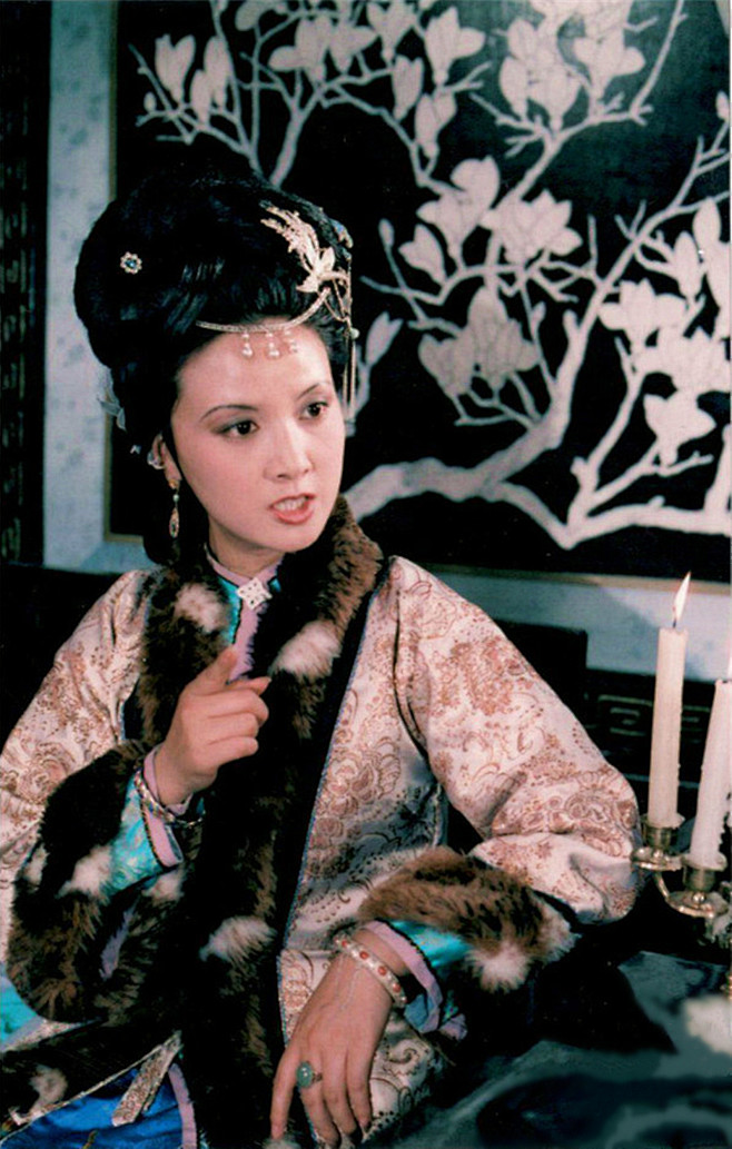 87版红楼梦邓婕饰演王熙凤协理宁国府充分展示了凤姐的辣手有一股不避