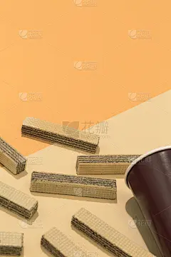 华夫饼和咖啡杯平放背景。简约的食品艺术时尚。甜蜜情人概念，糖果店，卡路里，饮食概念极简主义时尚壁纸