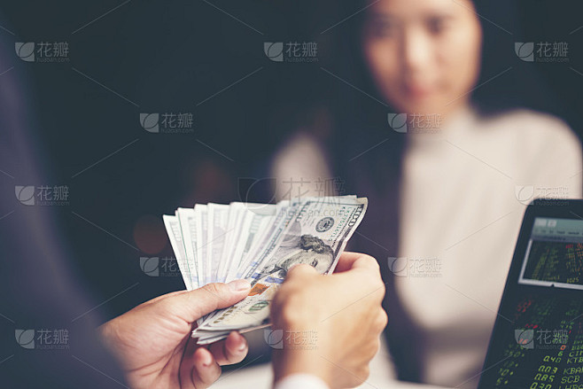 一个人的手给另一只手钱的特写