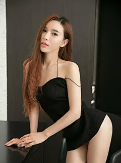气质女神艾小青，黑色紧身连衣裙。