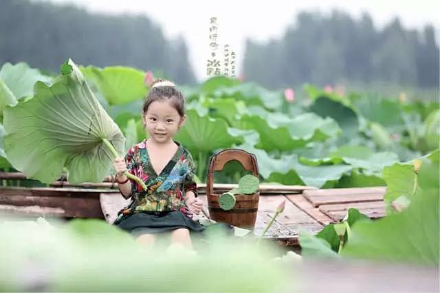 一位摄影师妈妈给女儿拍的旅行照，萌翻了整...