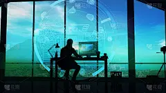 工作室里的摄影师，能看到自然和信息图。