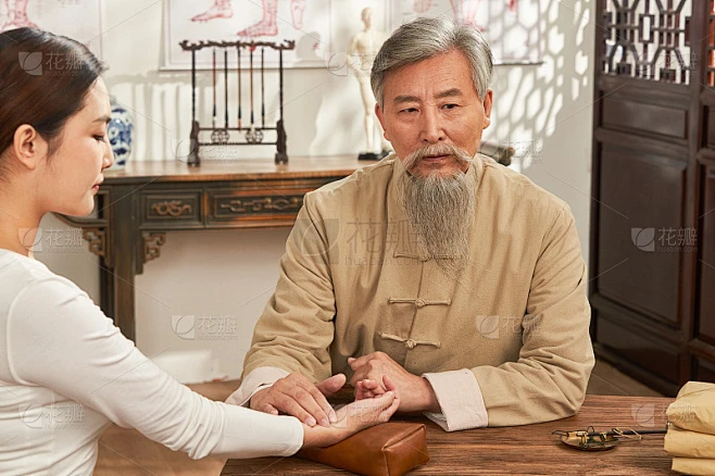 这位中医老医生给病人把脉-花瓣网