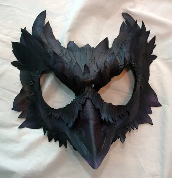 假面具RESERVED for Andrea --Made to Order-- Mormont's Raven Leather Cosplay Mask, Game of Thrones Inspired. $195.00, via Etsy.: