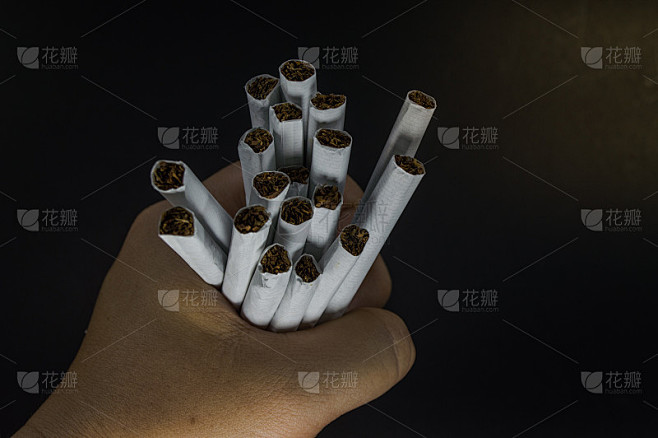 反吸烟，男性手捏香烟。