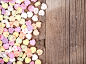 木质纹理上的香甜糖果摄影高清图片