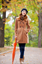 美丽的年轻女人的照片与伞在美妙的秋天公园的背景