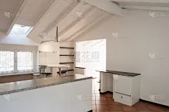白色的墙壁用小家具支撑物体。