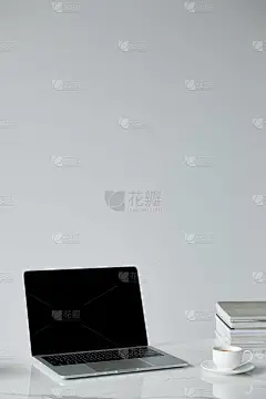 笔记本电脑与空白屏幕, 咖啡和堆叠的日志隔离在灰色