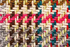 带彩色线的棕色格子织物。