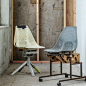 其中包括：2 prototype chairs.