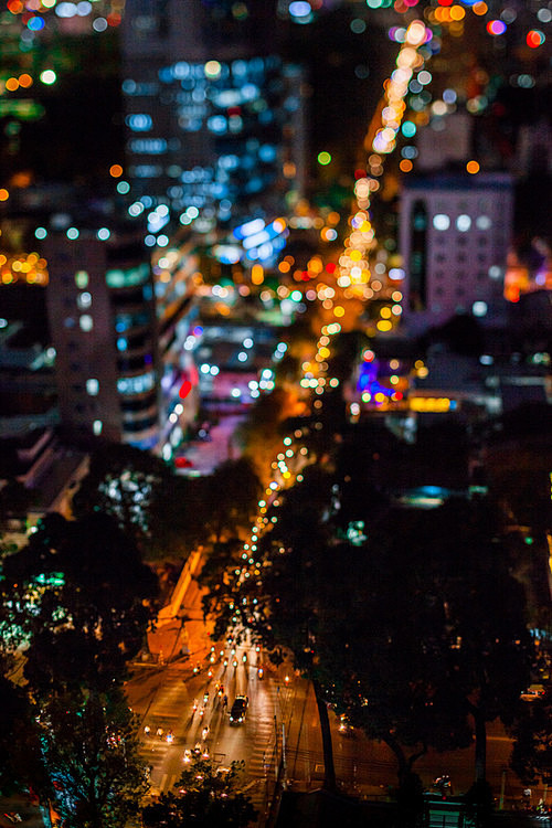 你默默地转向一边，面向夜晚。夜的深处，是...