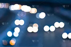 高速公路上的汽车前灯散焦