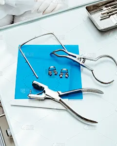 医疗工具。牙钳，围堰围巾和蓝色背景的框架。
