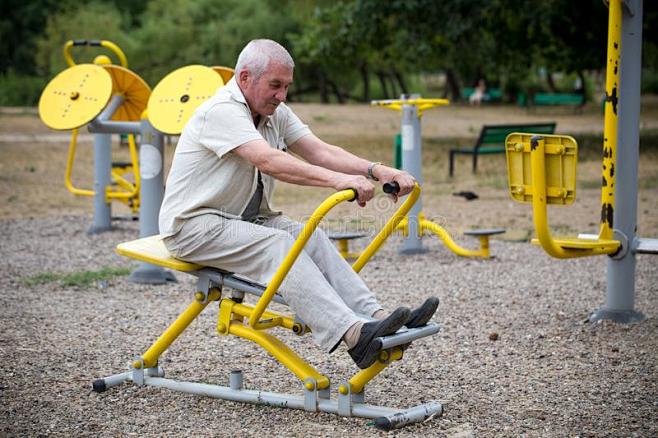 %E5%81%9A%E9%94%BB%E7%82%BC%E7%9A%84%E8%80%81%E4%BA%BA%E5%9C%A8%E5%AE ...