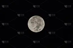 模糊的月亮与孤立的黑色背景