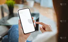 手持智能手机的黑屏模型。把你的屏幕放在广告上。