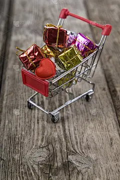 购物车里装着礼物和爱心