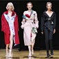 #杰斯看高级定制时装周# / Atelier Versace F/W 2016 | Versace 2016秋冬高级定制可以说是一个极为精彩的系列。在本季斜裁镂空的性感设计风格，在经过不同处理后的面料相互穿叠及如同纸张被裁剪后的立体拼贴的全新方式里得到体现。飘逸，利落，时髦绝美的一塌糊涂。赞!!