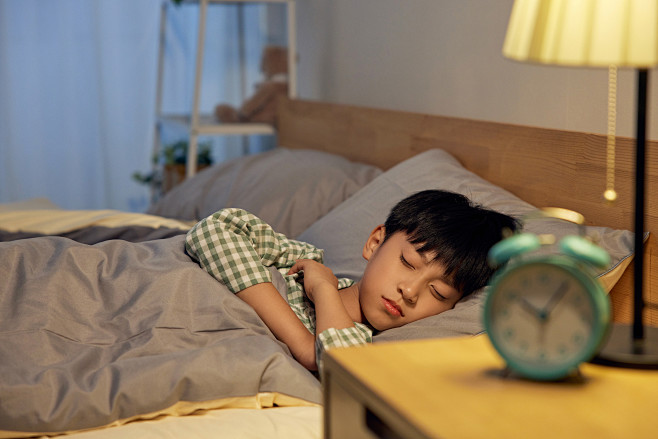 摄图网_507511364_夜晚熟睡的小男孩（非企业商用）