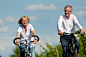骑单车的幸福夫妻高清摄影图片