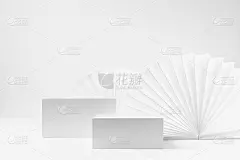 模板抽象的白色舞台用两个长方形的讲台进行展示，展示化妆品产品、商品、广告用柔和的光纸扇以优雅时尚的现